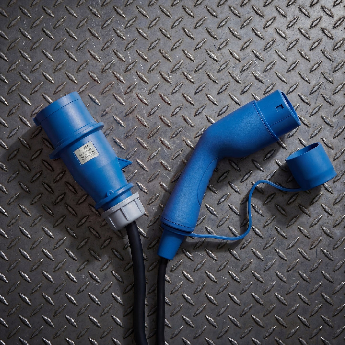 Voldt® Portable EV charger commando plug | 1 phase | 8A - 16A | 3.7kW + APP